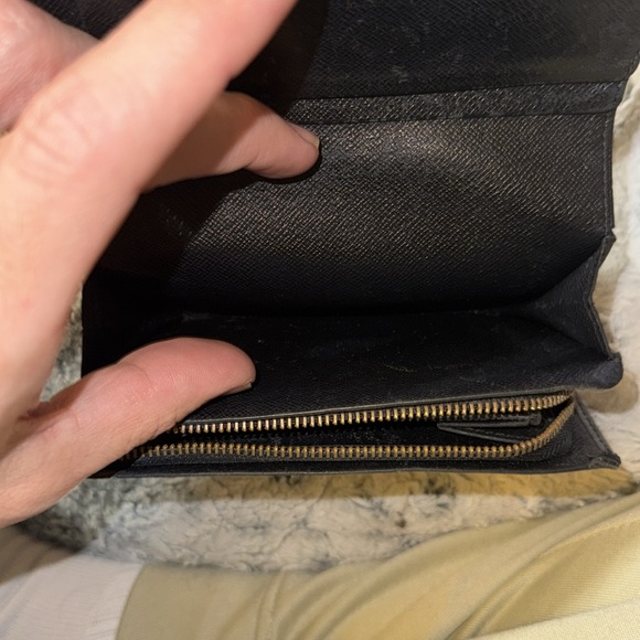 Men’s Or Women’s Louis Vuitton Black Epi compact Wallet! Vintage piece and clean - Picture 7 of 12